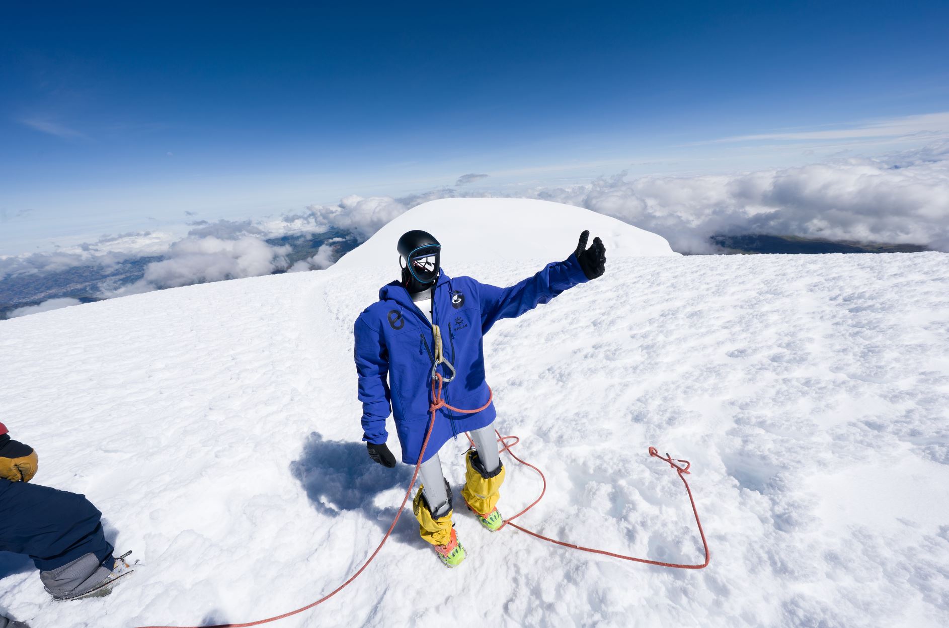身穿蓝色羽绒服的宇树 G1 人形机器人 Pemba 站在钦博拉索火山白雪覆盖的山顶