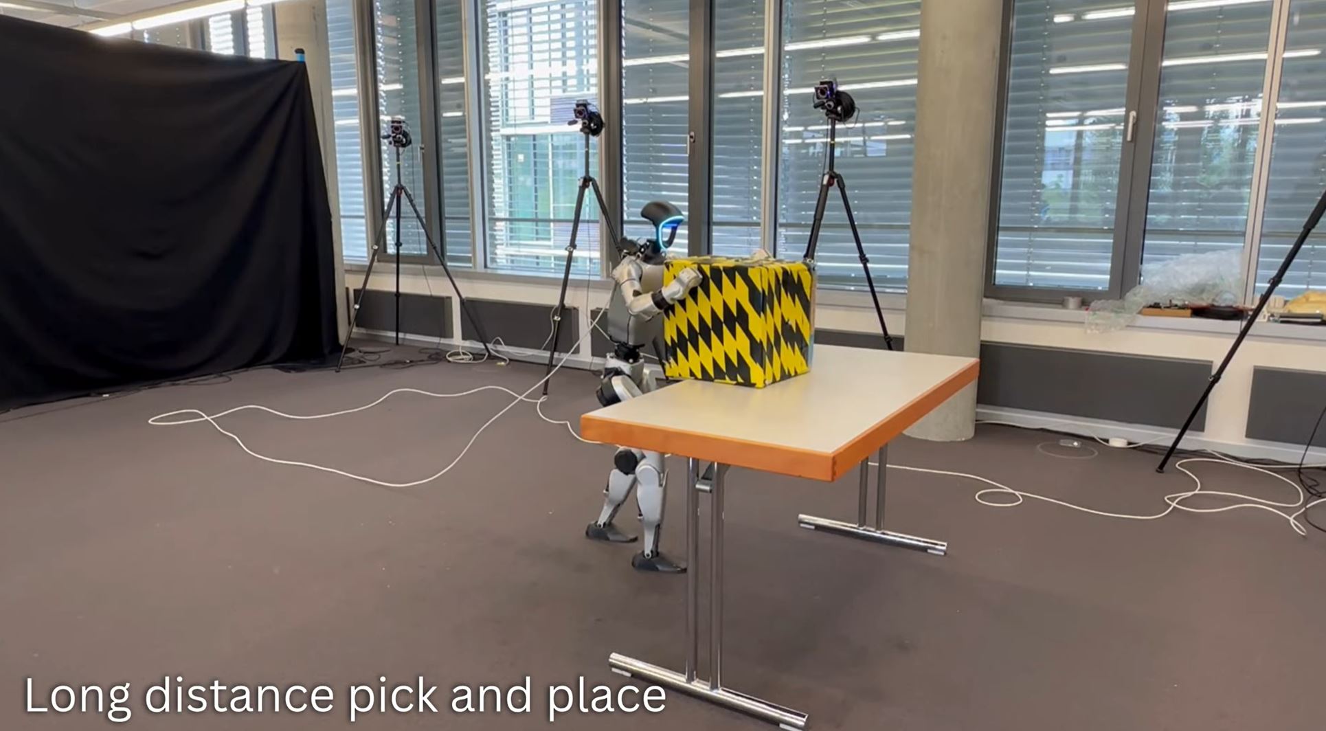 Гуманоид MotionDisco переносит коробку — реальный эксперимент TU Munich по обучению робота движениям без человека-учителя