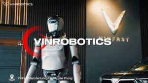 VinRobotics VR-H3 人形机器人在海防 VinFast 工厂，旁边是一辆汽车